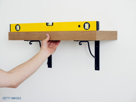 How to use a spirit level 