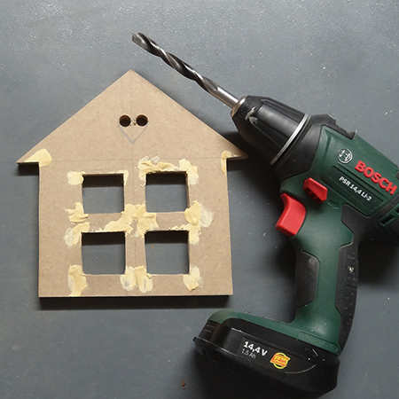 use bosch 14,4V drill driver to drill holes