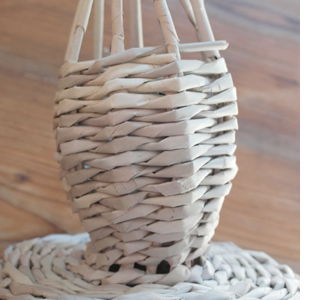 Use newspaper to weave a decorative toadstool