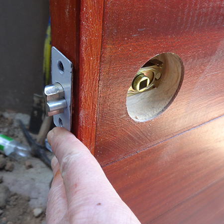 how to fit install mount or replace door knob insert latch lock mechanism