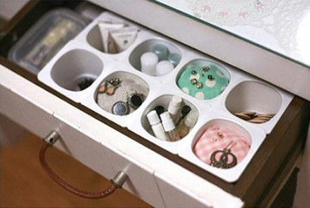 Drawer dividers with yoghurt cups 
