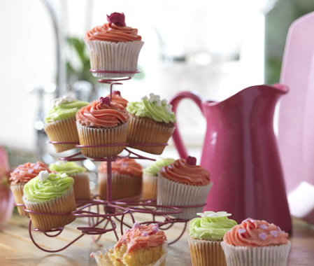 spray paint wire cupcake stand with rust-oleum gloss berry pink