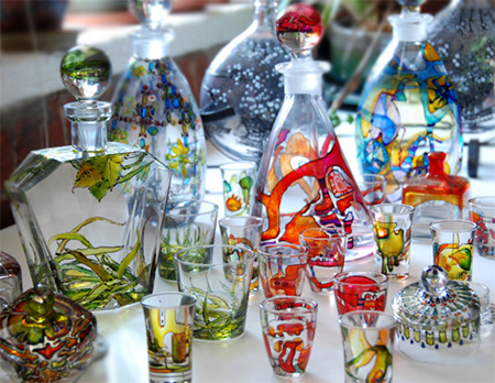 You can use glass stain to dress up inexpensive glassware or recycle glass food jars into colourful containers.