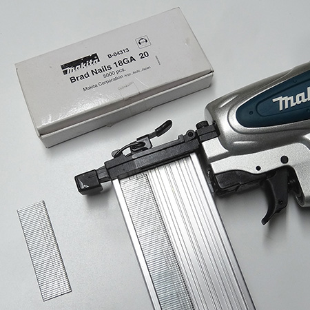 A pneumatic nailer should offer easy loading of nails (brads), and this particular model has an easy-open magazine