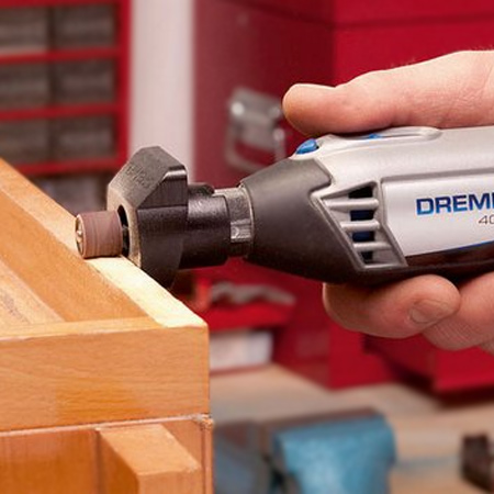 Use the shaping platform as an added accessory to a multitool, or fit onto the Dremel Multi-Vise as shown below.