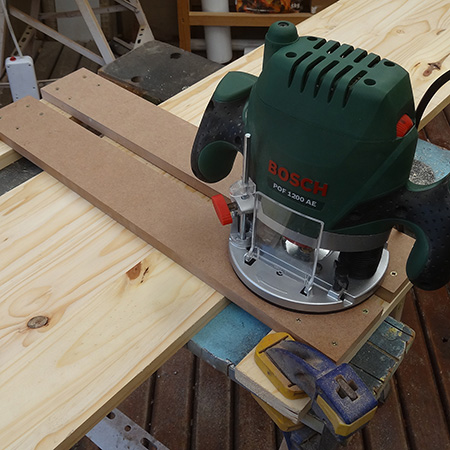 jig for cutting shelf slots with bosch router