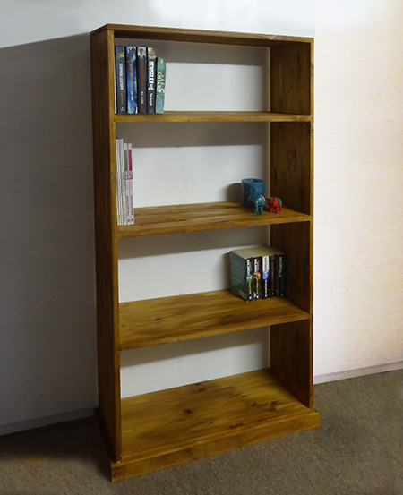 This rustic pine bookshelf is easy to assemble and has no visible screws, thanks to a jig (template) and a router. 