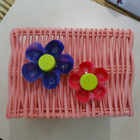 Rust-Oleum 2X UltraCover spray paint and turn plain white baskets into colourful storage containers with recycled plastic flowers