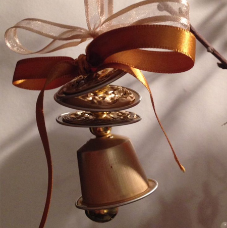 Use Nespresso capsules to make your own Christmas bells to decorate the tree