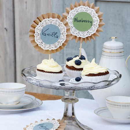 Here's an easy way to make your cupcake display look even more delectable. Use brown kraft paper, coloured paper and lacy doilies to let your guests know what flavours you have made. Write the main ingredients of each cupcake: vanilla, cream, chocolate.