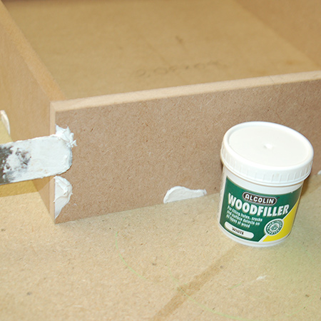 Simply by applying a thin layer of Pattex No More Nails adhesive over the screw heads and around the holes, you solve both problems in one go. The adhesive covers the screw head and seals the surrounding board, allowing the wood filler to adhere and prevents the filler from drying out too quickly. 