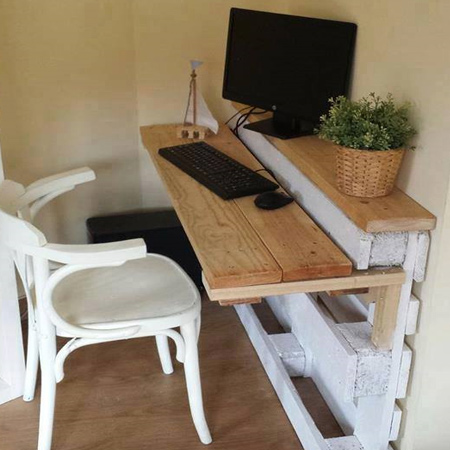Here's how to use reclaimed wood pallets to make a compact home office desk