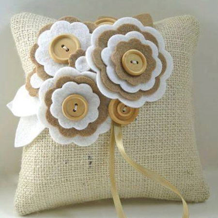 Make a burlap cushion with felt flower design
