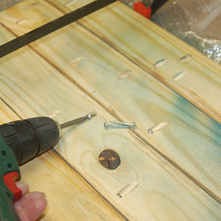 Join the sections for the table top together using a Kreg pockethole jig. Make sure each section is aligned, flat and flush with the adjoining plank.