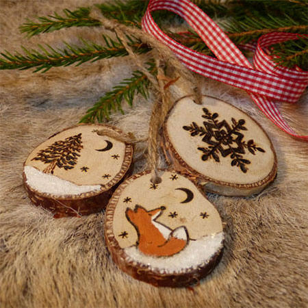 HOME-DZINE | Dremel Crafts - Use branches from your garden and a Dremel VersaTip to make your own inexpensive wood slice tree ornaments for the festive season.