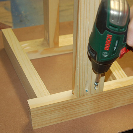 7. Measure and mark the centre of the seat support and side rail in order to mount the top and bottom rails.