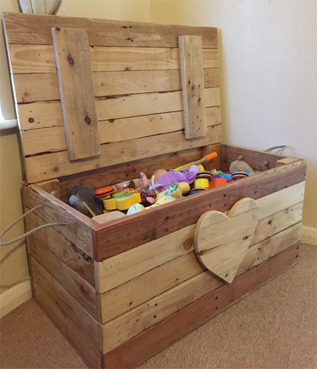 If your pallet wood is not aged in different shades, you can use Woodoc Gel Stain on the individual planks to create the patchwork effect as shown here for the toy box. Use Woodoc 5, 10 or 20 Interior Sealer to finish off the completed toy box.