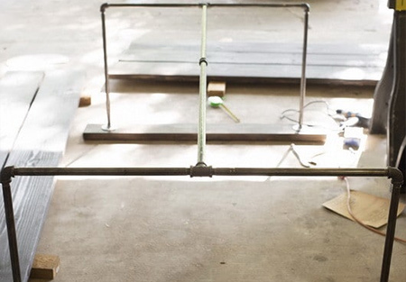 3. On the end sections of the frame, secure the brackets to the [2] side rails. The side rail will secure individual table top planks to the frame.