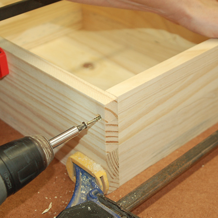 1. Arrange the pieces for the storage compartment and assemble using wood glue and [40mm] screws. 