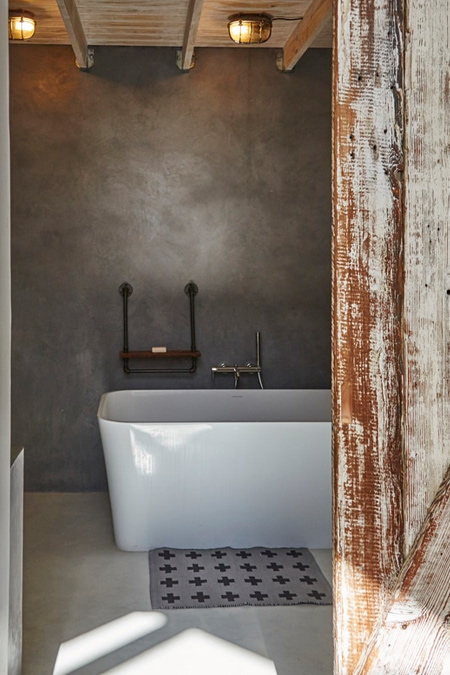 You can choose from a variety of neutral colours for bathroom walls. SatinCrete is ideal for anyone wanting to retain the look of concrete, but with a homely feel. In this minimalist bathroom, brass and silver elements were incorporated to create warmth and textural interest. The use of natural timber to compliment the concrete finishes and add another element of warm.
