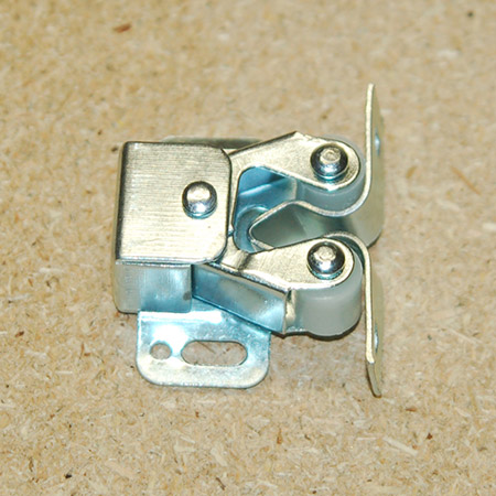  Attach the roller part to a side, underside or top of a shelf using the supplied screws.