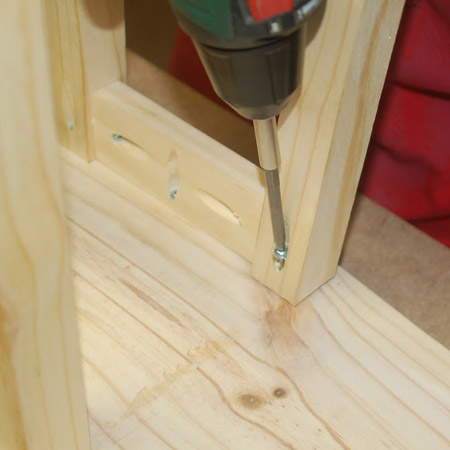 11. Apply a bead of glue to the top of the frame. Place the frame onto the underside of the seat, making sure it is accurately positioned in the centre. Secure the frame to the seat with 32mm coarse-thread pocket-hole screws. 