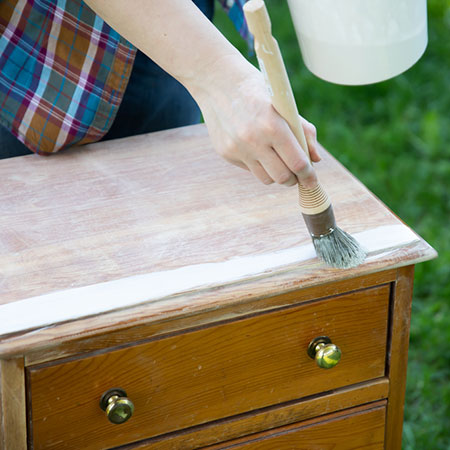 is it easy to apply chalk paint