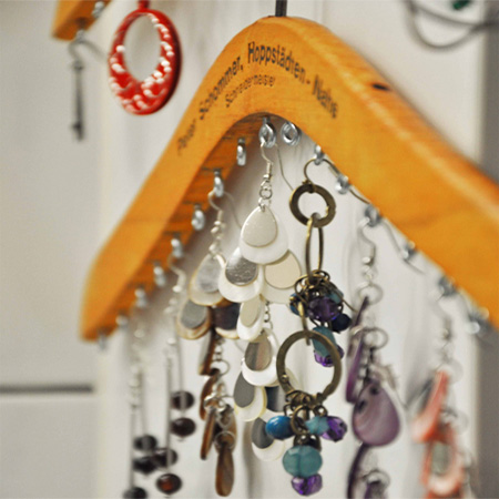 Organise jewellery with recycled coat hangers 