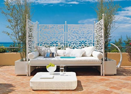 daybed with lattice frame