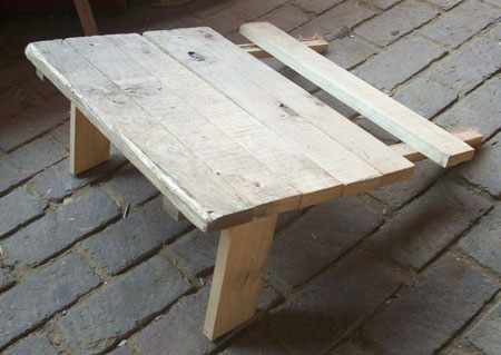 Make a garden chair with pallets