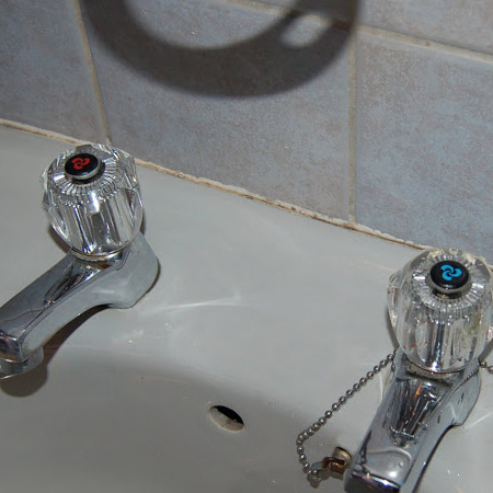 Home Dzine Diy How To Seal Around Bath Tub Or Basin - Bathroom Basin Seal