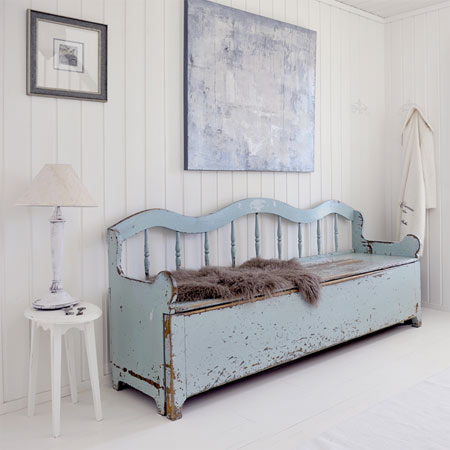 Decorate a home in delicate whites
