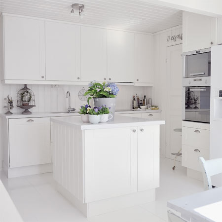Decorate a home in delicate whites