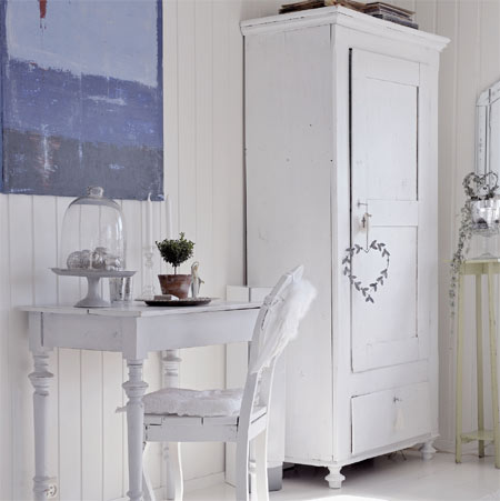 Decorate a home in delicate whites