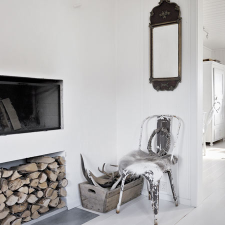 Decorate a home in delicate whites