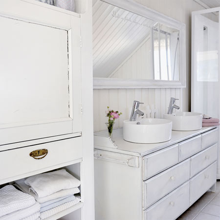 Decorate a home in delicate whites