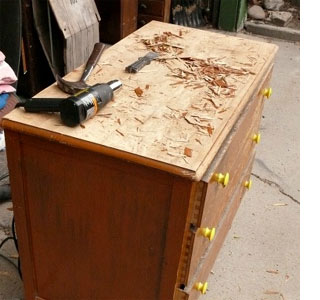 Removing veneer from furniture
