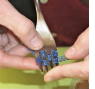 How to make dainty ribbon bows 