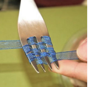 How to make dainty ribbon bows 