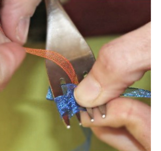 How to make dainty ribbon bows 