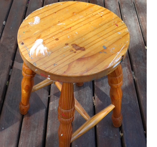 paint dipped stool with rust-oleum spray paint