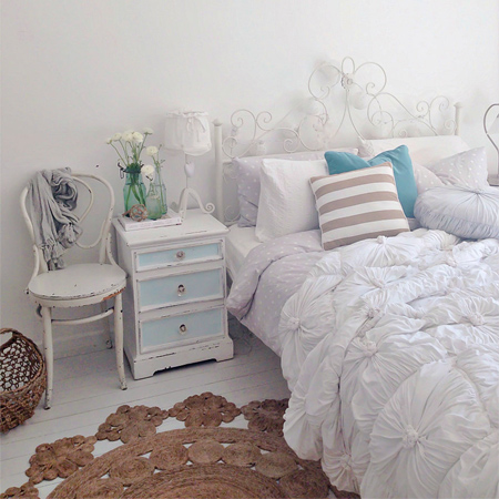 Dress your bedroom in vintage style