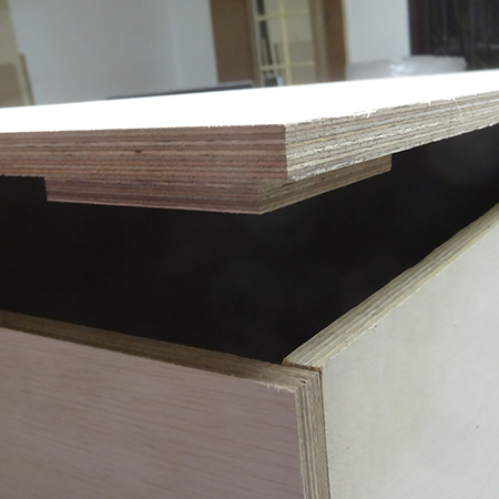 The corner blocks hold the lid firmly in place.