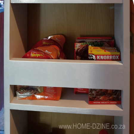 Storage shelf unit for pantry or kitchen door 