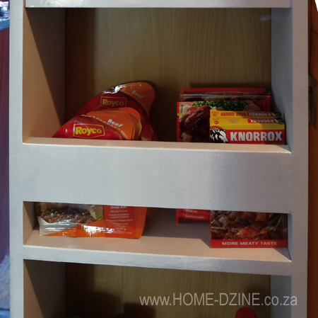 Storage shelf unit for pantry or kitchen door