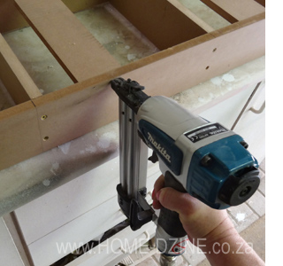 Storage shelf unit for pantry or kitchen door