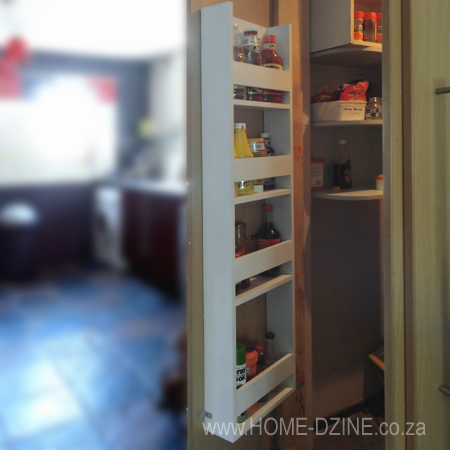 Storage shelf unit for pantry or kitchen door