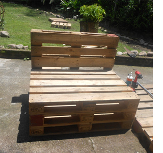 DIY outdoor pallet furniture 