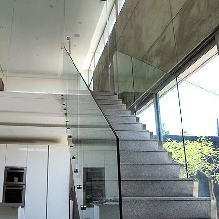 Glass staircase balustrade sustainable design option for home interiors