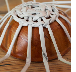 Use newspaper to weave a decorative toadstool